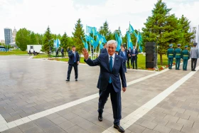 Президент Казахстана принял участие в церемонии поднятия Государственного флага - фото 28