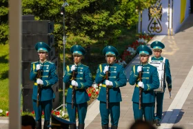 Президент Казахстана принял участие в церемонии поднятия Государственного флага - фото 18