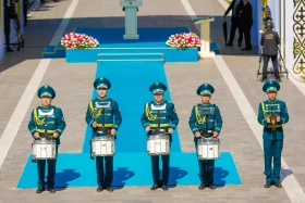 Президент Казахстана принял участие в церемонии поднятия Государственного флага - фото 17