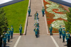 Президент Казахстана принял участие в церемонии поднятия Государственного флага - фото 21