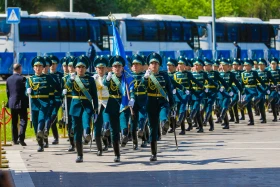Президент Казахстана принял участие в церемонии поднятия Государственного флага - фото 19