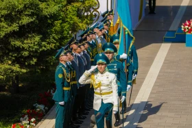 Президент Казахстана принял участие в церемонии поднятия Государственного флага - фото 22