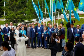 Президент Казахстана принял участие в церемонии поднятия Государственного флага - фото 26
