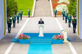 Президент Казахстана принял участие в церемонии поднятия Государственного флага - фото 6