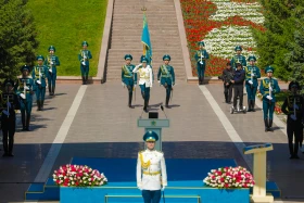 Президент Казахстана принял участие в церемонии поднятия Государственного флага - фото 20