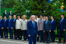 Президент Казахстана принял участие в церемонии поднятия Государственного флага - фото 27