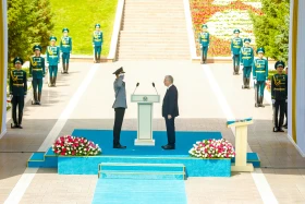Президент Казахстана принял участие в церемонии поднятия Государственного флага - фото 3