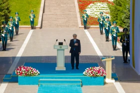 Президент Казахстана принял участие в церемонии поднятия Государственного флага - фото 5