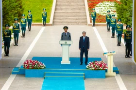 Президент Казахстана принял участие в церемонии поднятия Государственного флага - фото 4