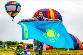 Colorful hot air balloons soar above Kazakhstan's Kaskelen - photo