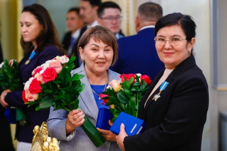 Президент Казахстана наградил лучших медицинских работников - фото 1