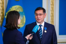 Президент бір топ медицина қызметкеріне мемлекеттік наградалар тапсырды - фото 13