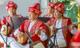 Құрманғазы оркестрінің Ұлттық домбыра күніне арналған концерттерін 2000-нан астам адам тамашалады - фото 5