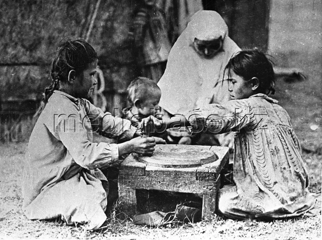 Қазақ ауылындағы қол диірменінің жұмысы 1916 жыл - фото 1