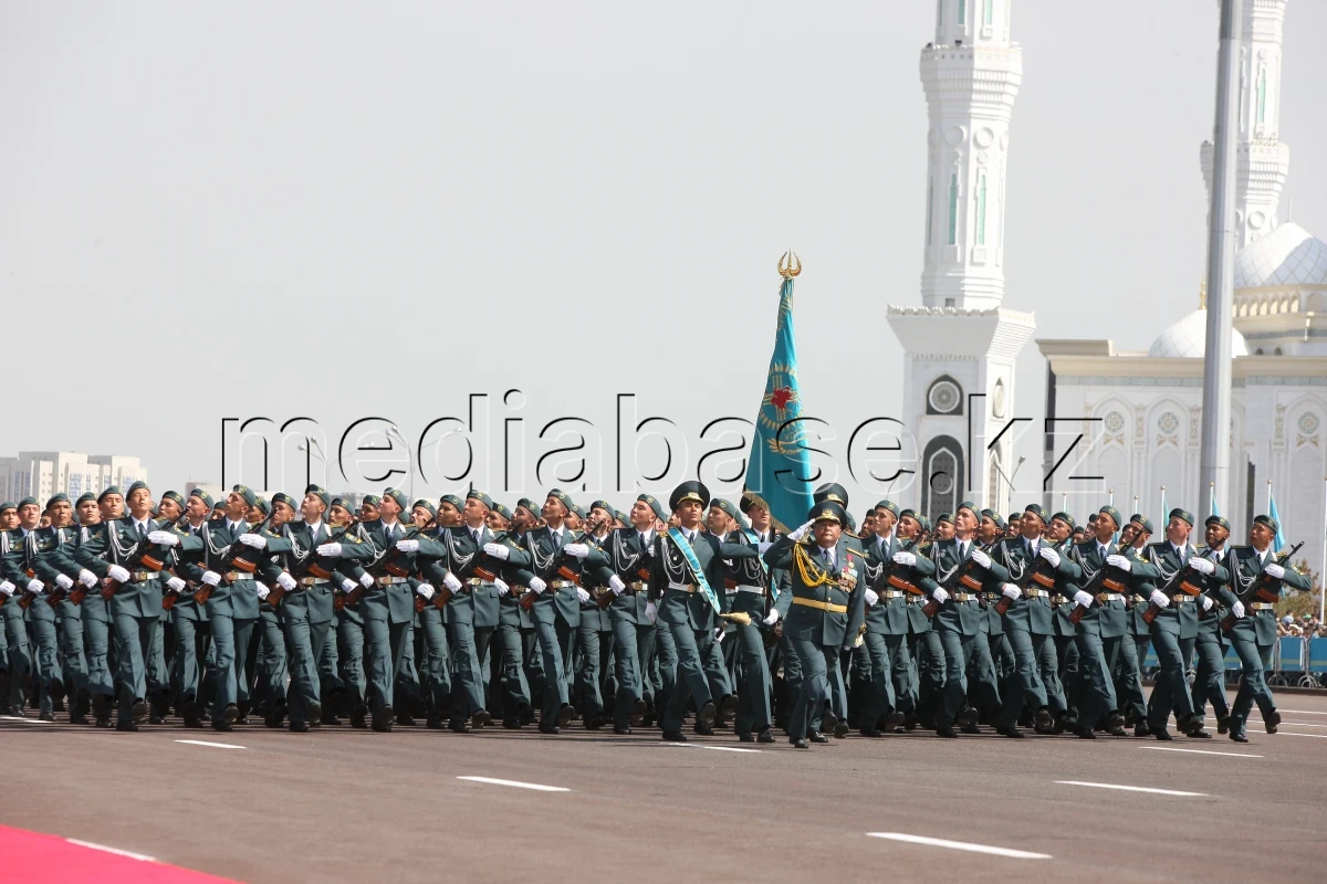 АСТАНАДАҒЫ ӘУЕ ПАРАДЫ: Әскери ұшқыштар асқан шеберлік үлгісін көрсетті - фото 1