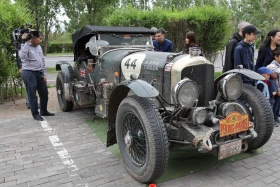 Участники международного ретро ралли Пекин-Париж посетили столицу - фото