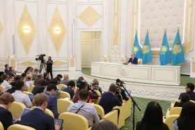 Қасым-Жомарт Тоқаев Ақордада қазақстандық және шетелдік журналистермен кездесуде - фото 6