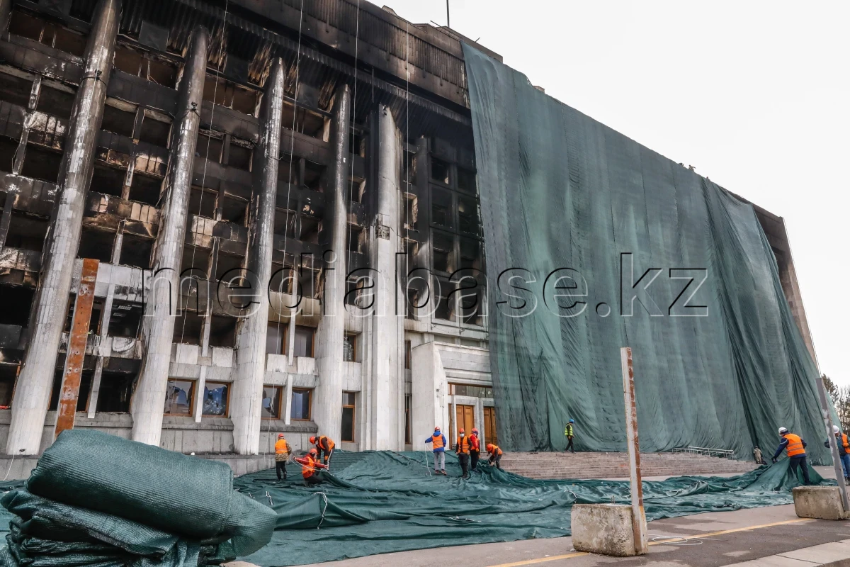 Өртке оранған автокөліктер мен Алматы әкімдігі - фото 1