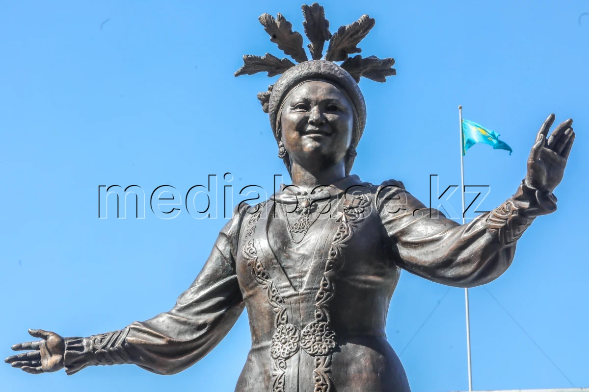 Алматыда опера әншісі Роза Бағлановаға ескерткіш ашылды - фото 1