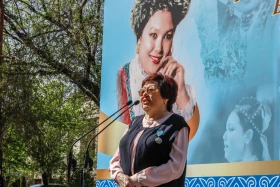 Алматыда опера әншісі Роза Бағлановаға ескерткіш ашылды - фото 2