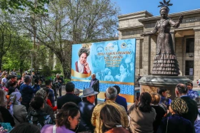 Алматыда опера әншісі Роза Бағлановаға ескерткіш ашылды - фото 4