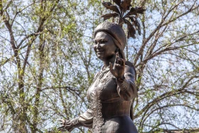 Алматыда опера әншісі Роза Бағлановаға ескерткіш ашылды - фото 7