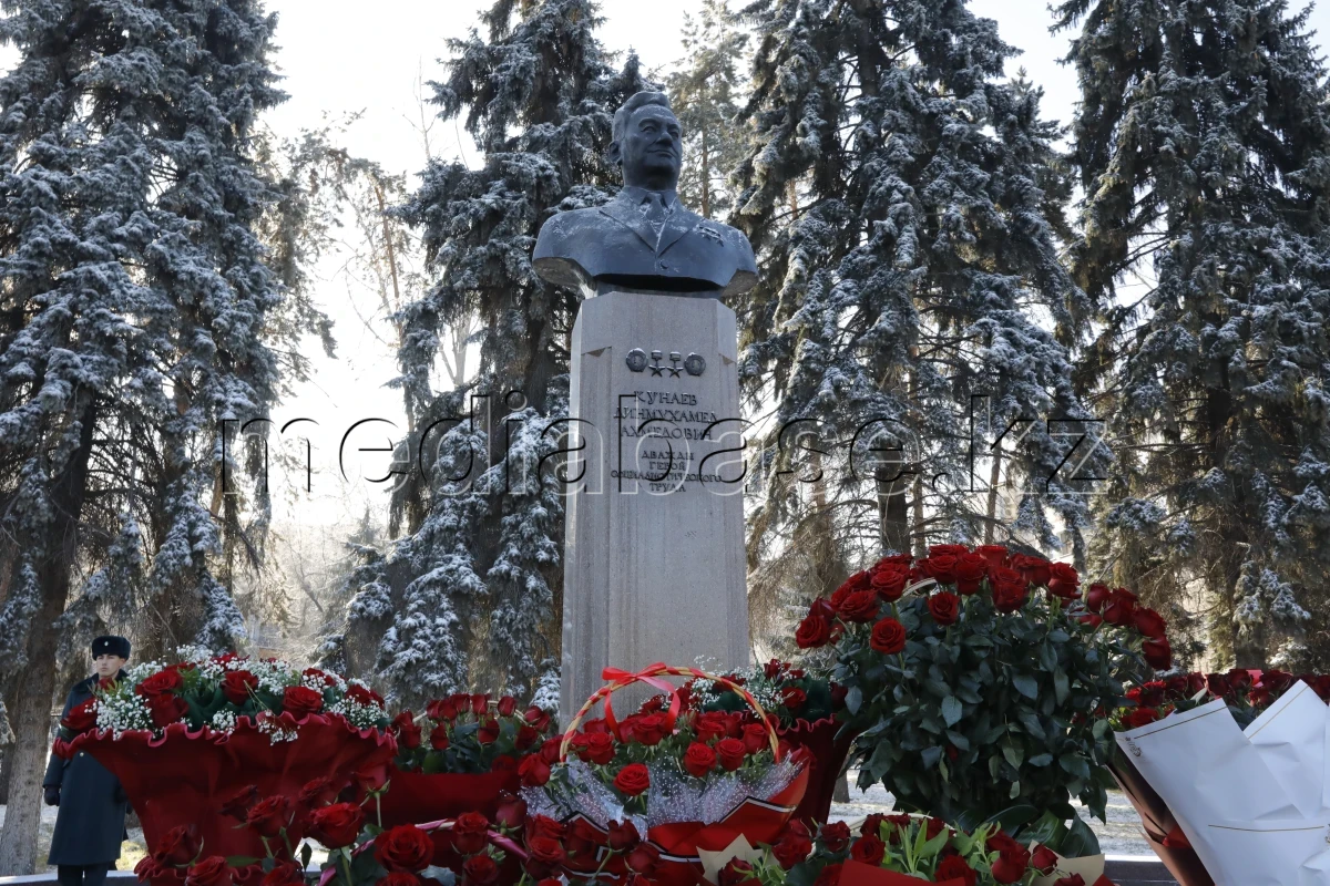 Алматылықтар Қонаевтың ескерткішіне гүл шоқтарын қойды - фото 1