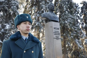 Алматылықтар Қонаевтың ескерткішіне гүл шоқтарын қойды - фото 2