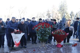 Алматылықтар Қонаевтың ескерткішіне гүл шоқтарын қойды - фото 3