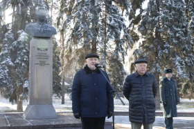 Алматылықтар Қонаевтың ескерткішіне гүл шоқтарын қойды - фото 4