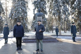 Алматылықтар Қонаевтың ескерткішіне гүл шоқтарын қойды - фото 5