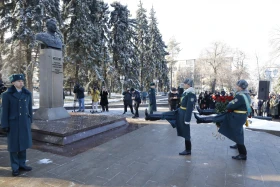 Алматылықтар Қонаевтың ескерткішіне гүл шоқтарын қойды - фото 6