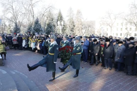 Алматылықтар Қонаевтың ескерткішіне гүл шоқтарын қойды - фото 7