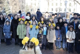 Алматылықтар Қонаевтың ескерткішіне гүл шоқтарын қойды - фото 8