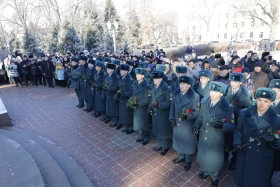 Алматылықтар Қонаевтың ескерткішіне гүл шоқтарын қойды - фото 9