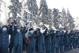 Алматылықтар Қонаевтың ескерткішіне гүл шоқтарын қойды - фото 10