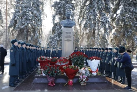 Алматылықтар Қонаевтың ескерткішіне гүл шоқтарын қойды - фото 11