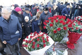 Алматылықтар Қонаевтың ескерткішіне гүл шоқтарын қойды - фото 12