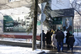 Алматылықтар Қонаевтың ескерткішіне гүл шоқтарын қойды - фото 13