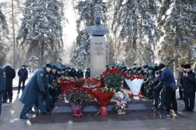 Алматылықтар Қонаевтың ескерткішіне гүл шоқтарын қойды - фото 14