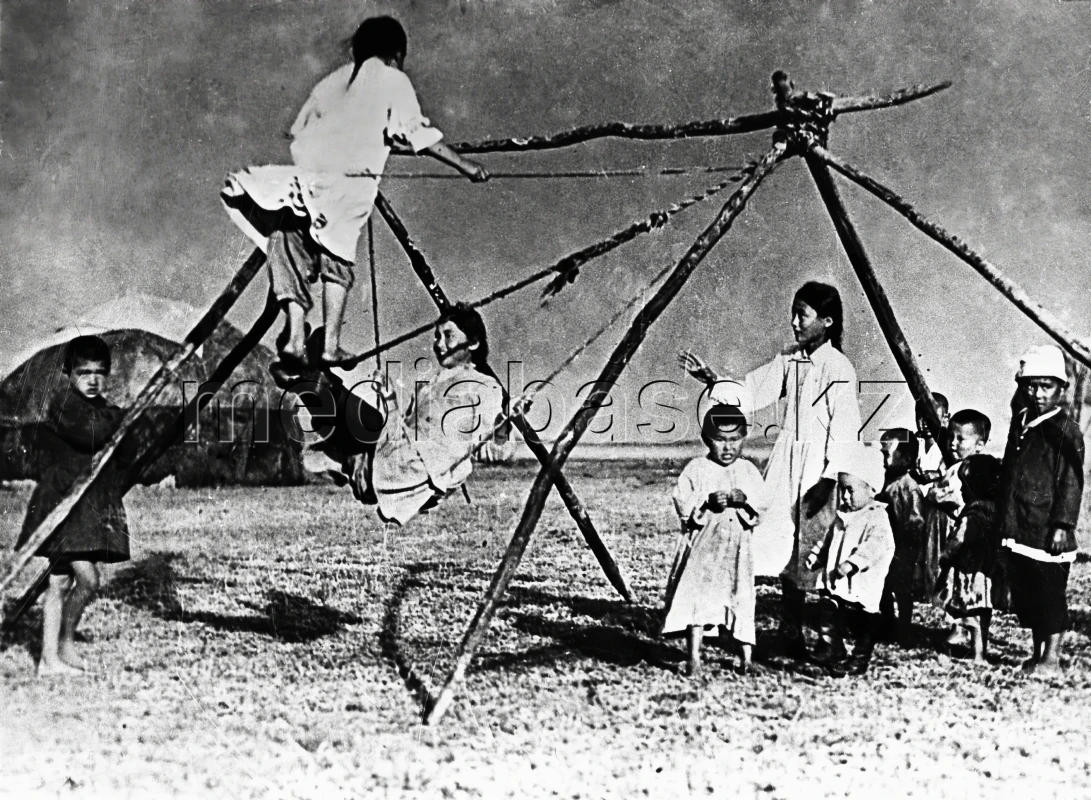 Катание на Алтыбакане 1915 год - фото 1