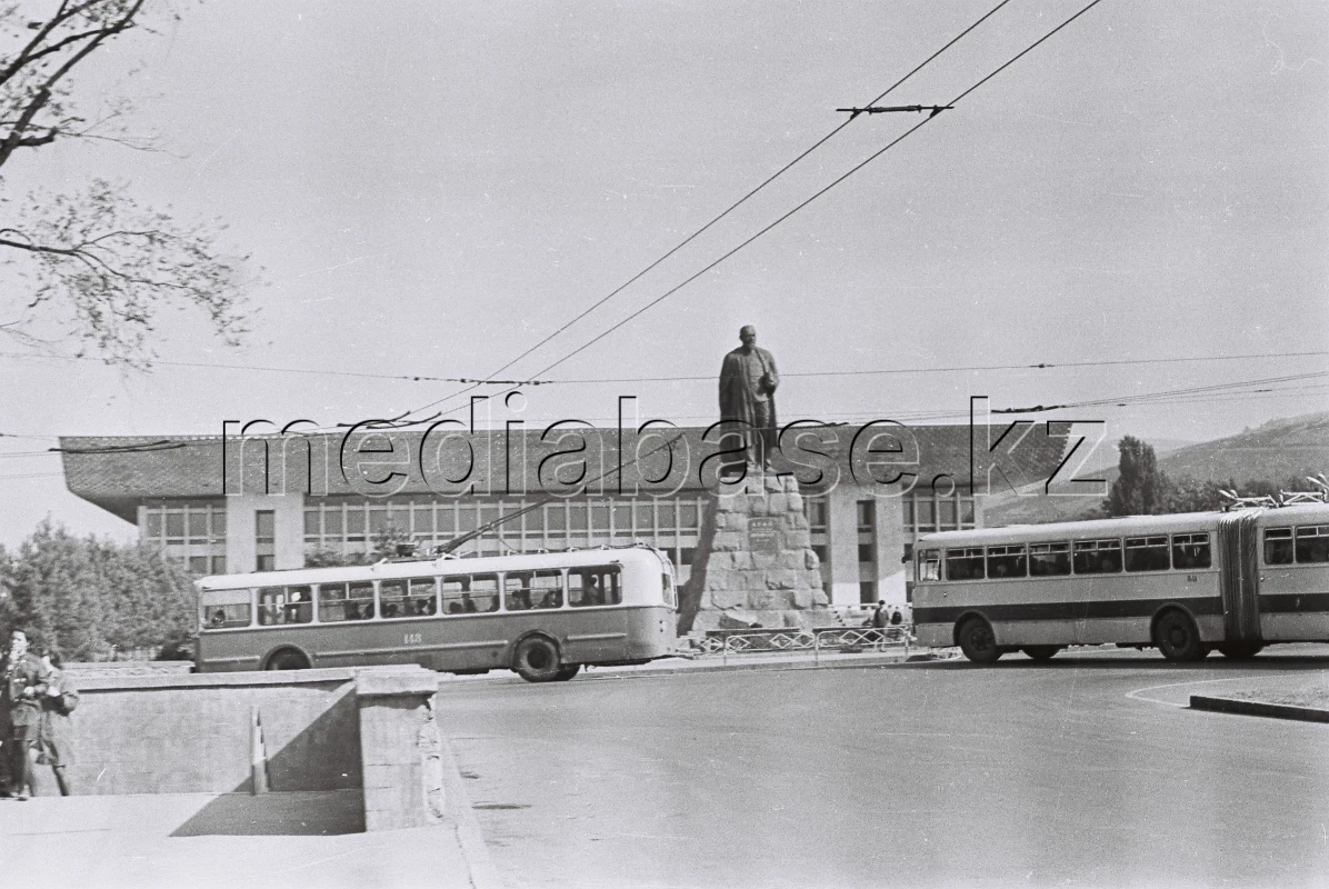 Алматы: Абай алаңы 60 жылдары - фото 1